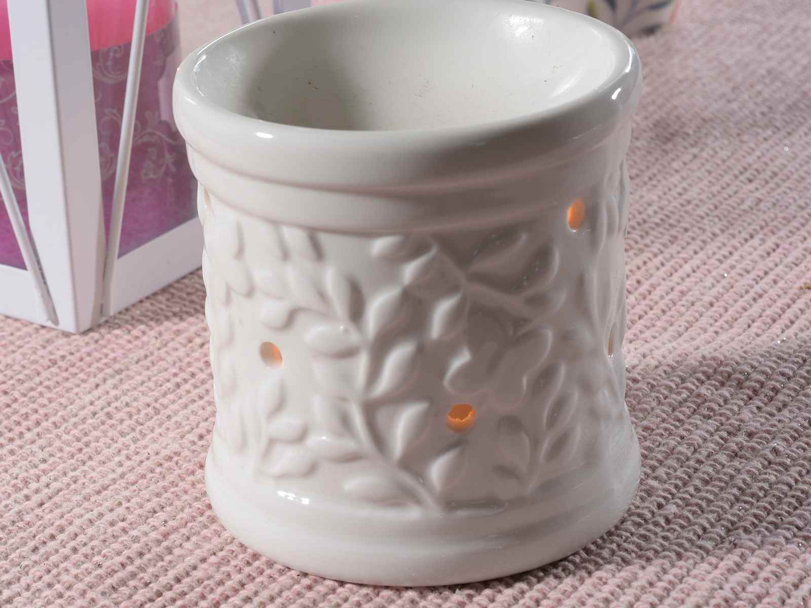 Brucia essenze in ceramica bianca con decori in rilievo – Emotion&Travel