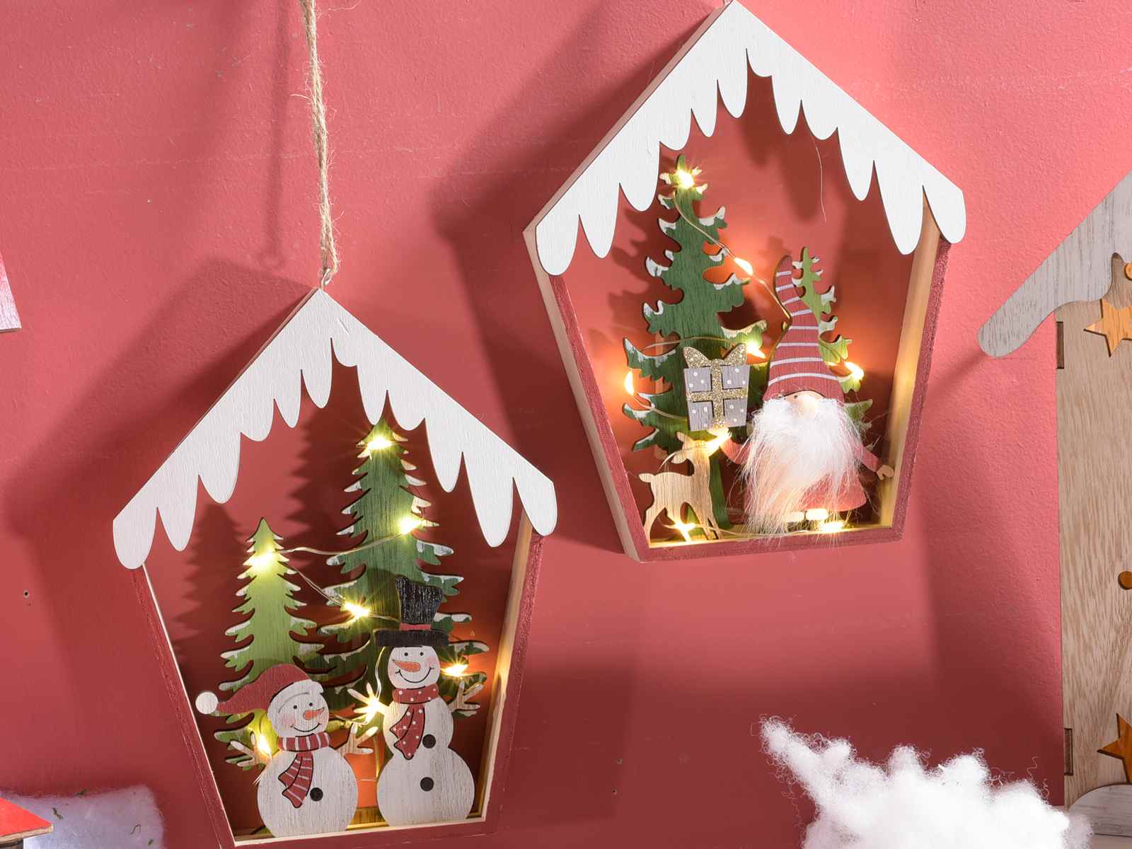 Casetta da appendere in legno con personaggi natalizi e luci